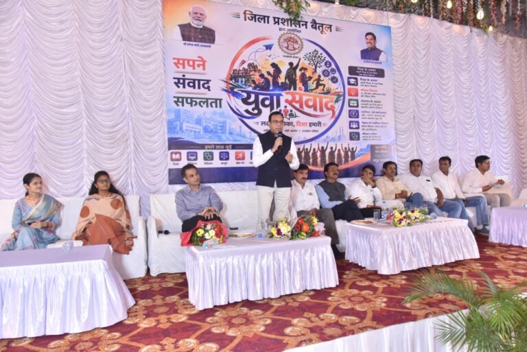जन-विश्वास अभियान में विधायक और कलेक्टर ने स्कूल व स्वास्थ्य केंद्र का किया निरीक्षण, 52 यूनिट रक्तदान